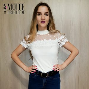 бяла блуза с къс ръкав и дантела